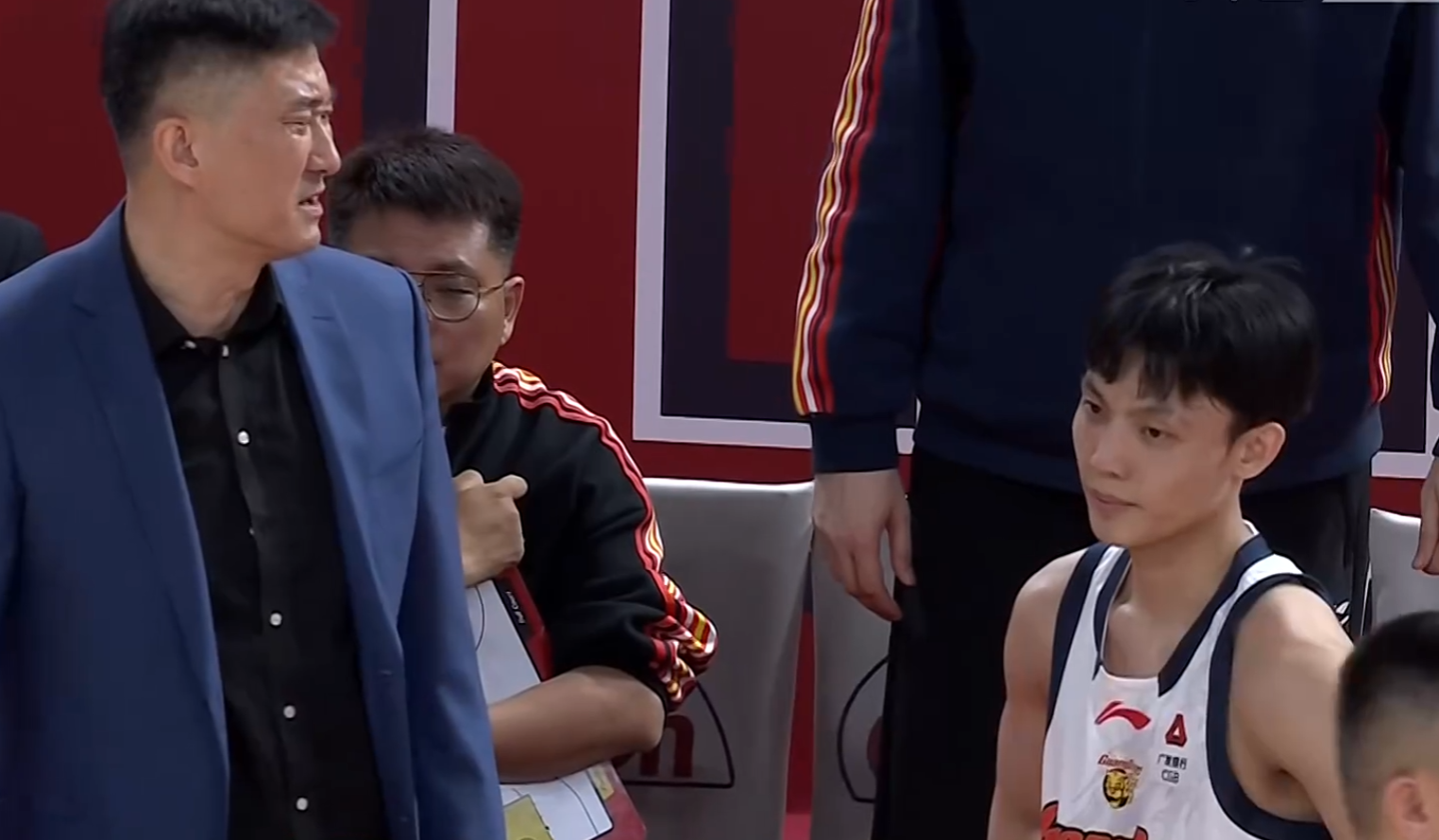 乐鱼体育官方入口-8投2中，4失误！徐杰究竟怎么了？杜锋一语道破天机，真不怪他