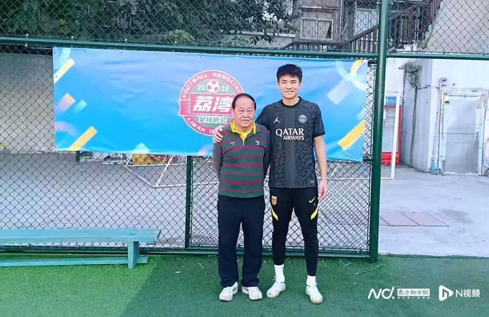 李昊启蒙教练：他小时候本不爱守门，但我认为他天赋异禀遂哄他试试
