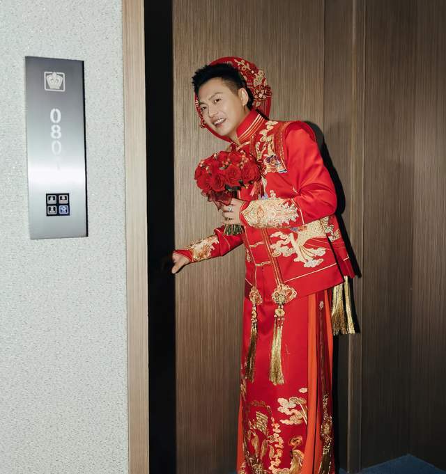 乐鱼体育app下载-41岁知名“特型演员”侯京健大婚！曝妻子身份，多次主持联欢晚会